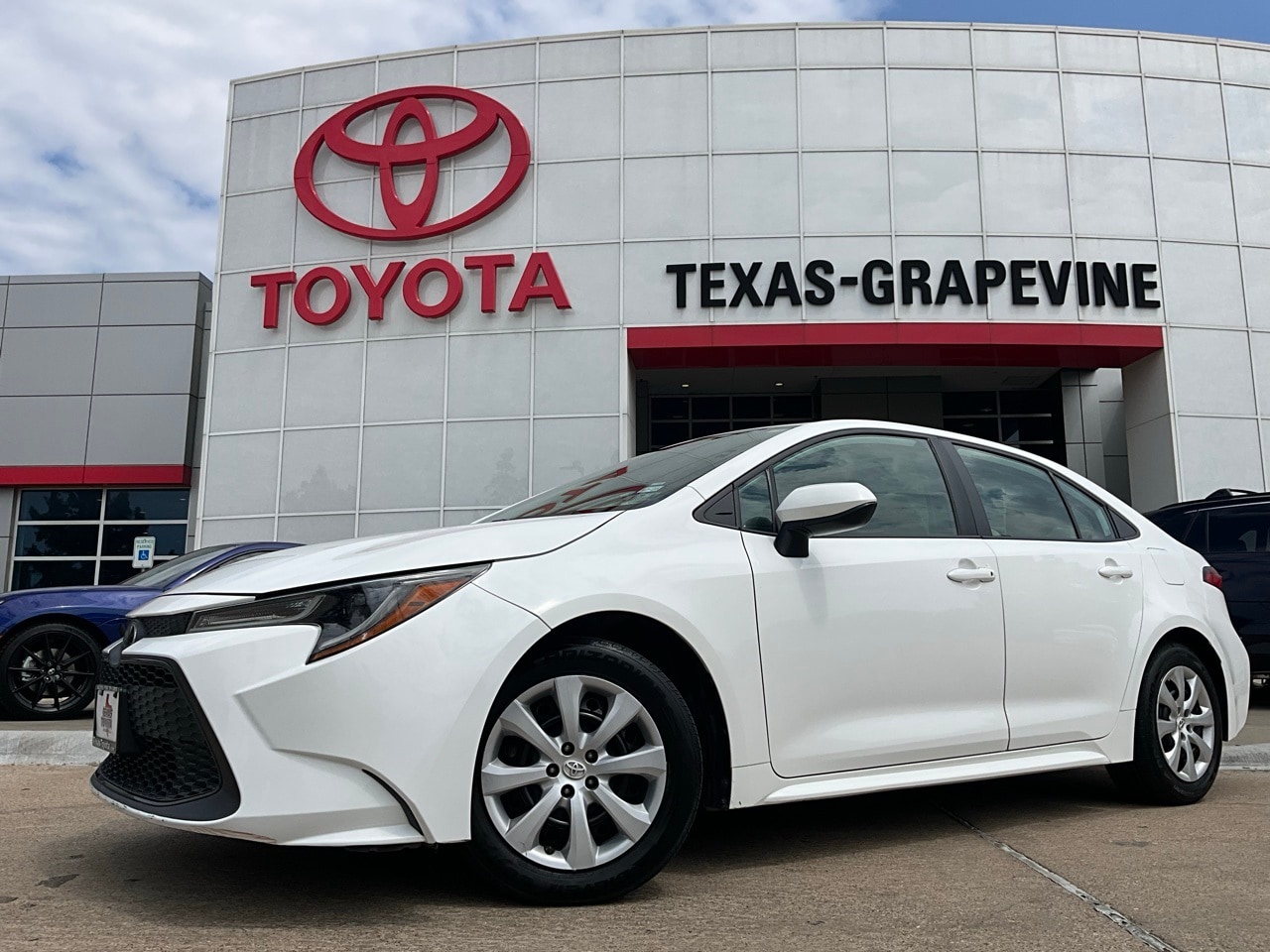 Used 2022 Toyota Corolla LE with VIN 5YFEPMAE1NP360202 for sale in Northfield, Minnesota