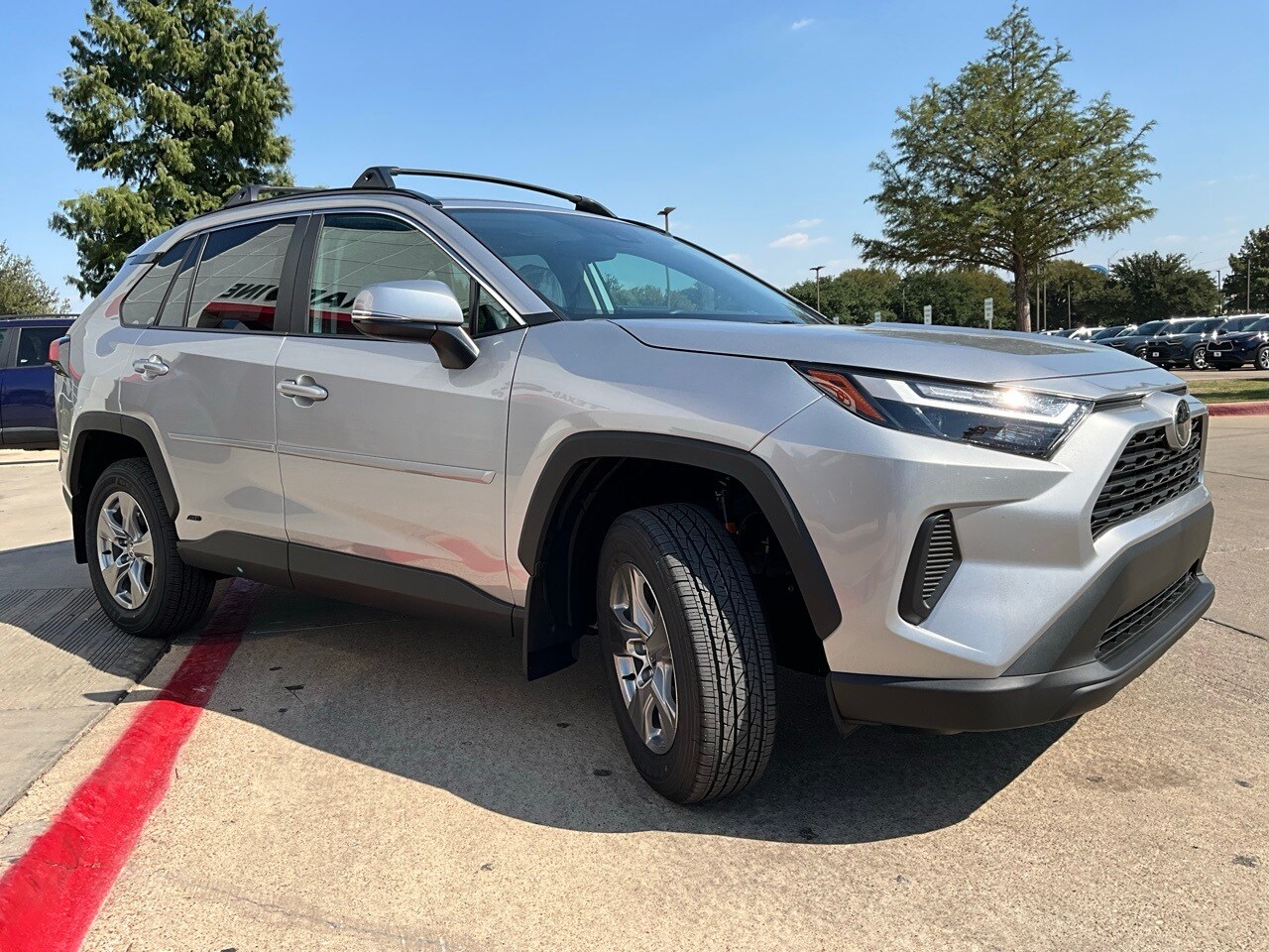 2025 Toyota RAV4 Hybrid XLE photo 4