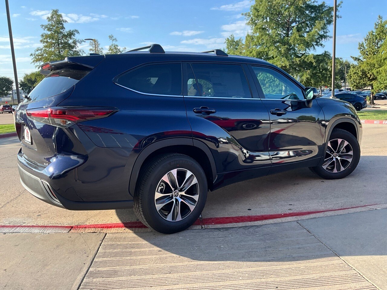 2025 Toyota Highlander XLE photo 2