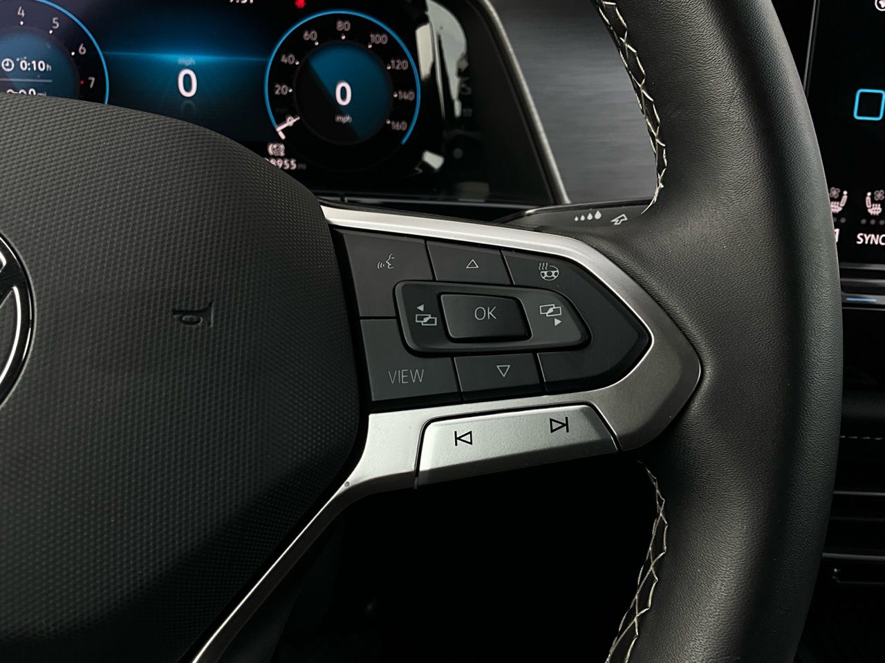 2025 Volkswagen Atlas Cross Sport SE w/Tech - Photo 35