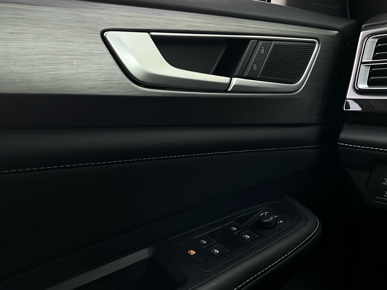 2025 Volkswagen Atlas Cross Sport SE w/Tech - Photo 20