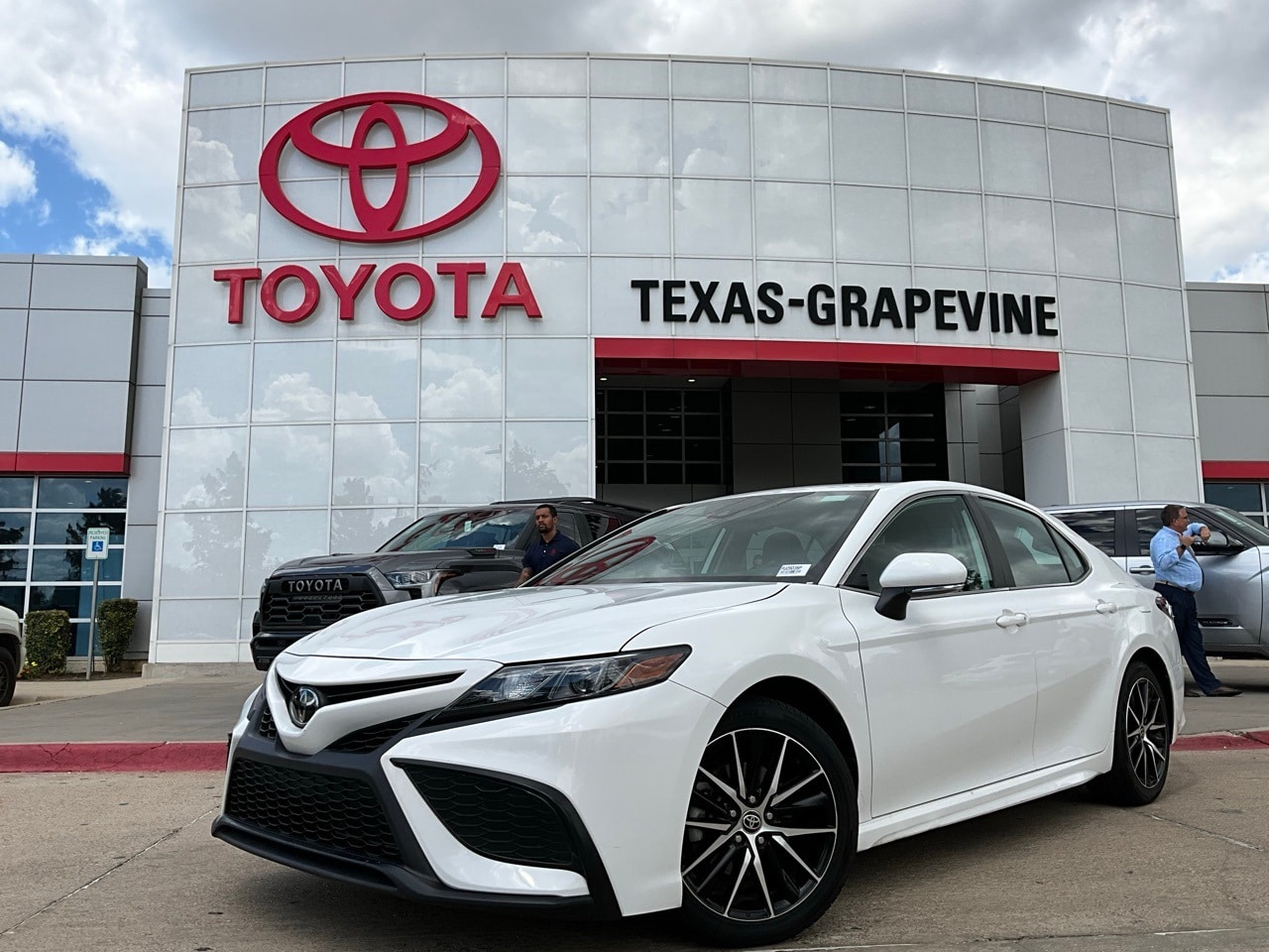 Used 2023 Toyota Camry SE with VIN 4T1G11AK4PU090351 for sale in Grapevine, TX