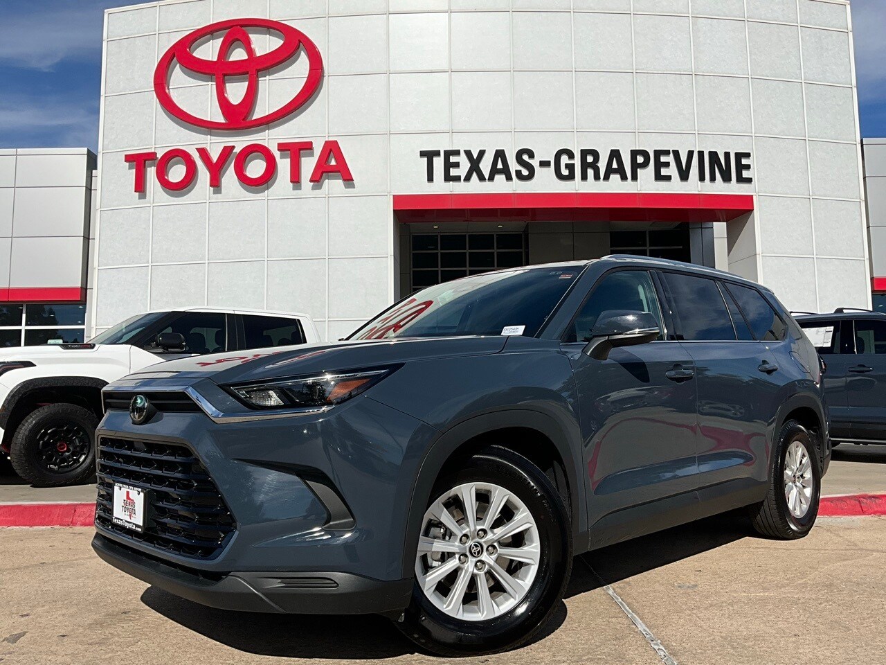 2025 Toyota Grand Highlander XLE photo 2