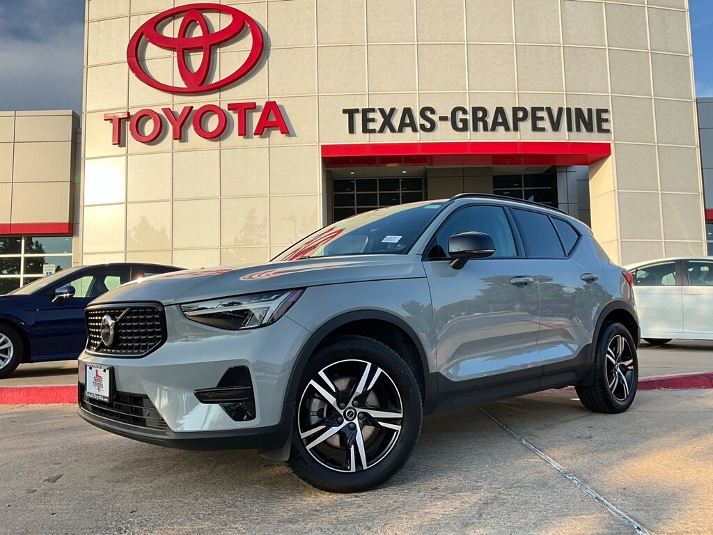 Used 2024 Volvo XC40 B5 Core SUV