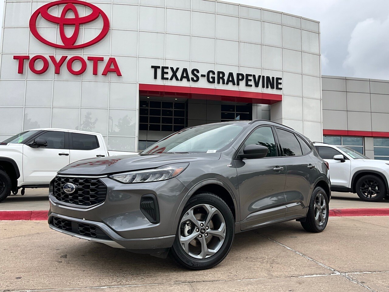 2024 Ford Escape ST-Line photo 2