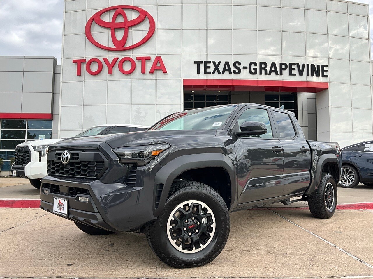 2025 Toyota Tacoma TRD Off-Road photo 2