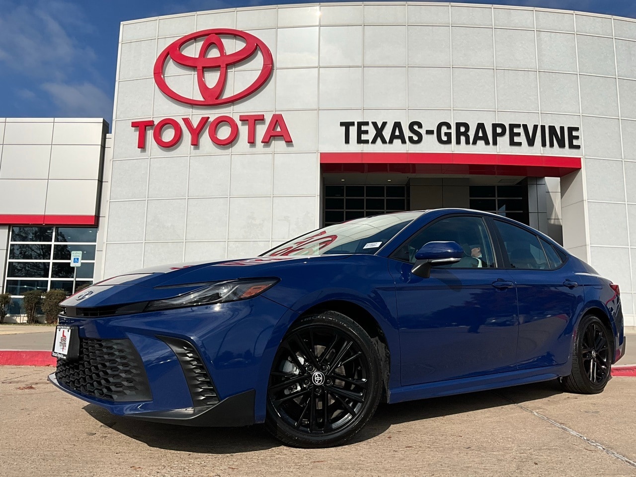 2025 Toyota Camry SE's photo