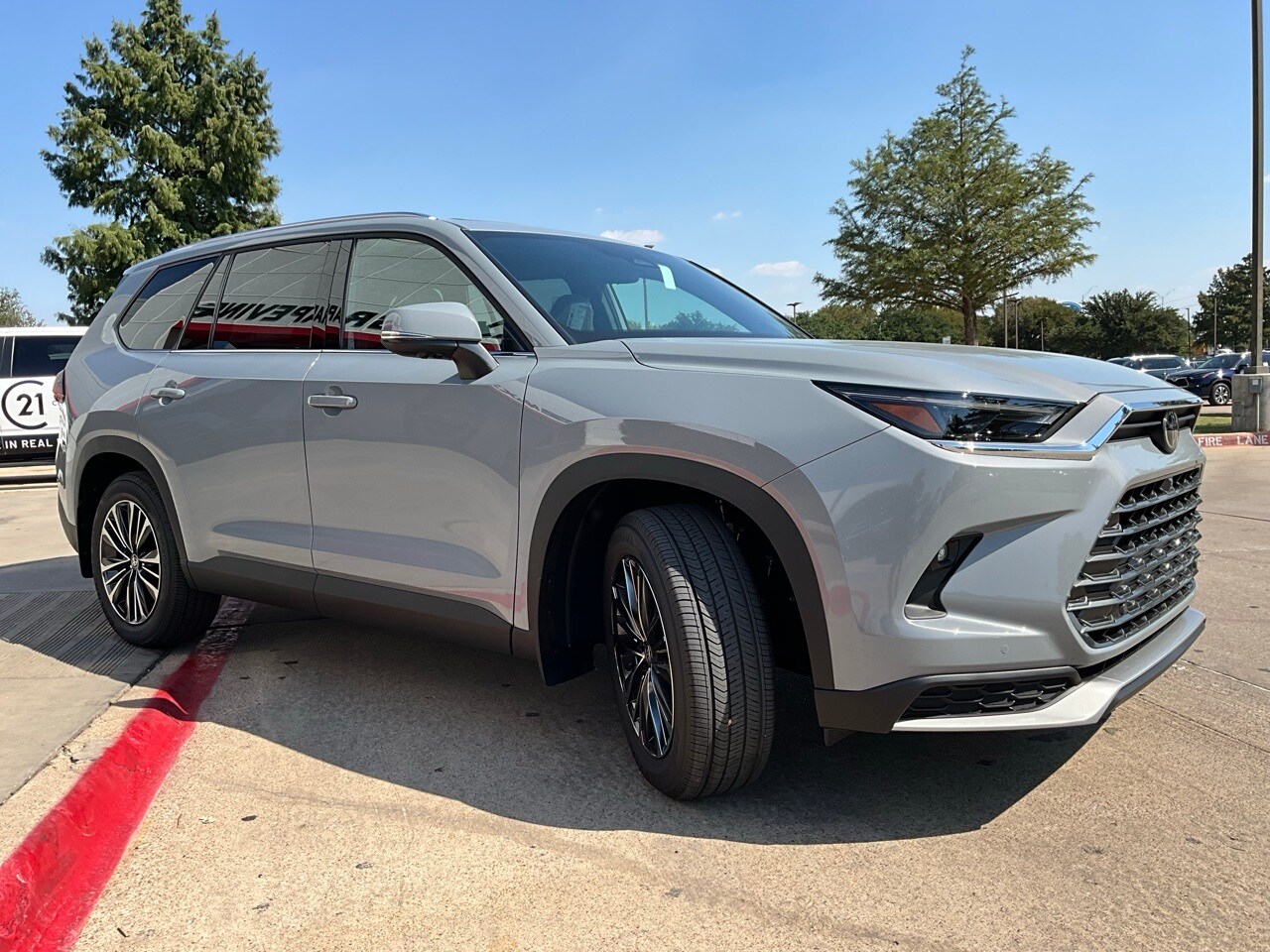 2026 Toyota Highlander Hybrid Platinum photo 4
