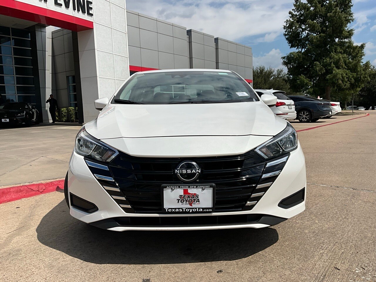 2024 Nissan Versa 1.6 SV photo 3