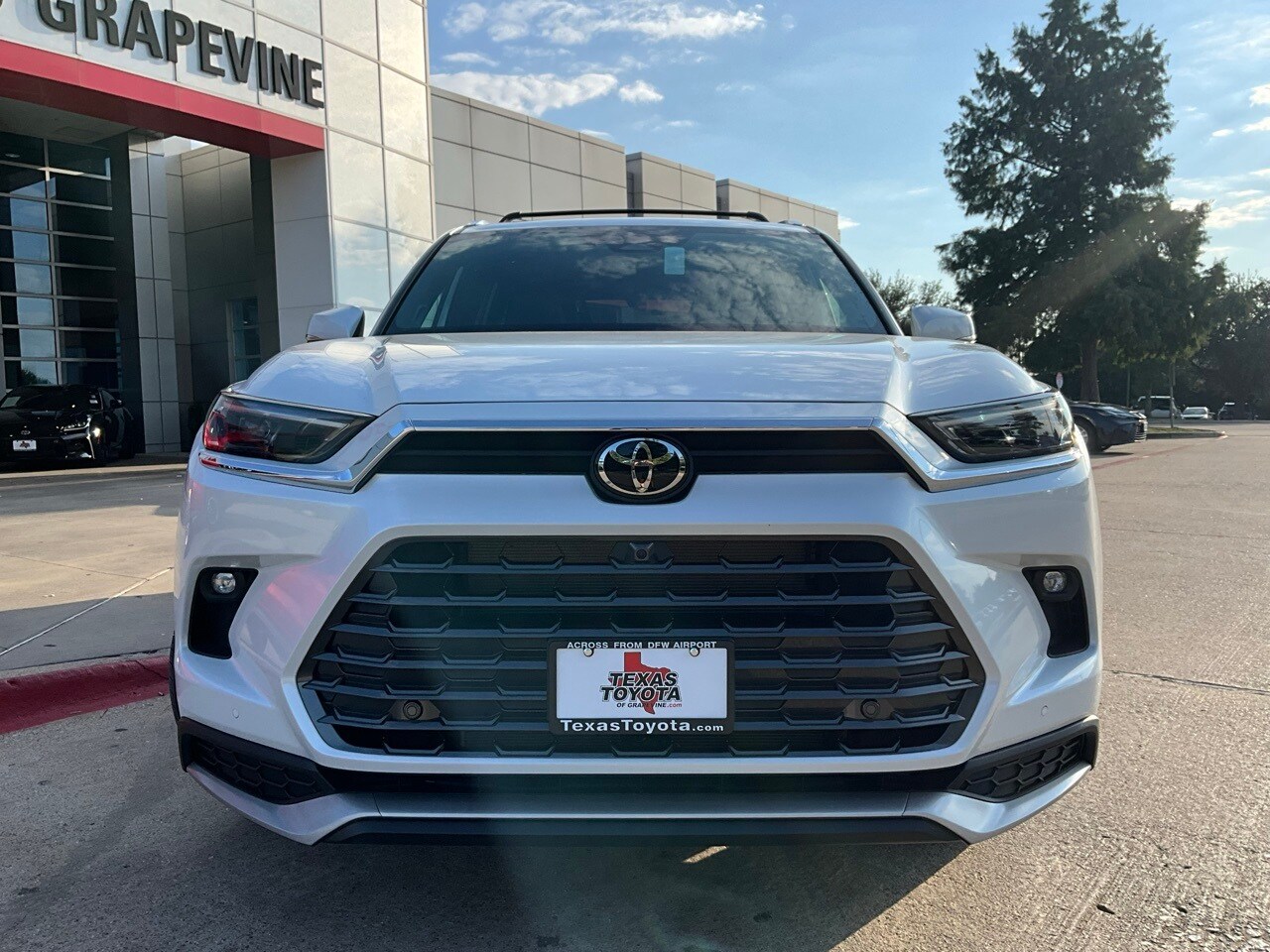 2026 Toyota Highlander Hybrid Platinum photo 3