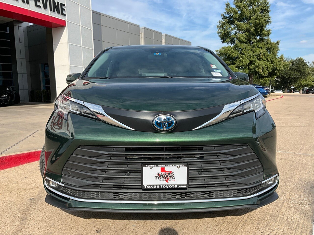 2021 Toyota Sienna XLE photo 3