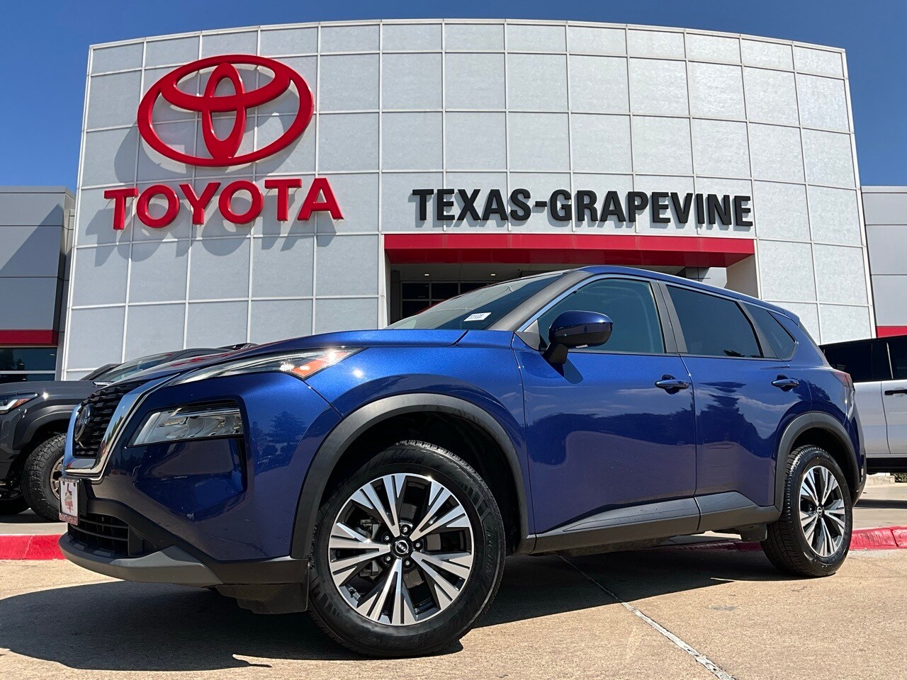 2023 Nissan Rogue SV photo 2