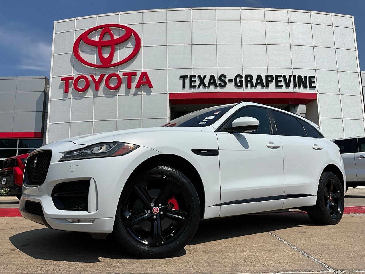 2018 Jaguar F-PACE R-Dynamic SE photo 2