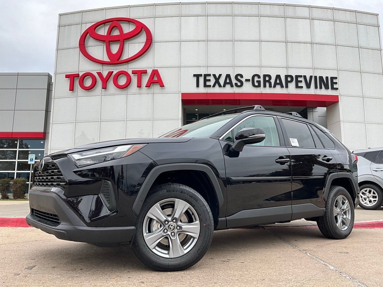 2025 Toyota RAV4 XLE's photo