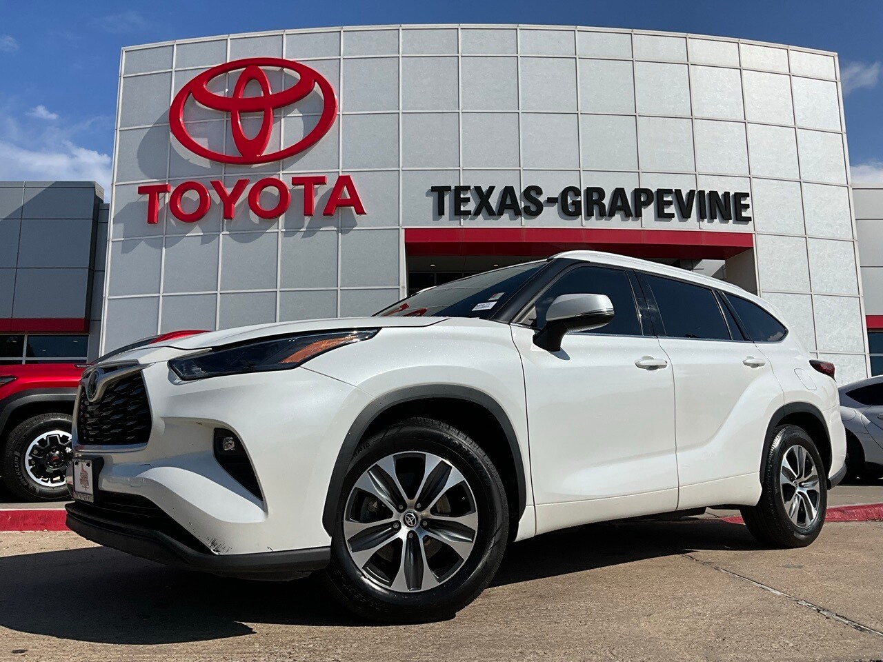 2022 Toyota Highlander XLE photo 2