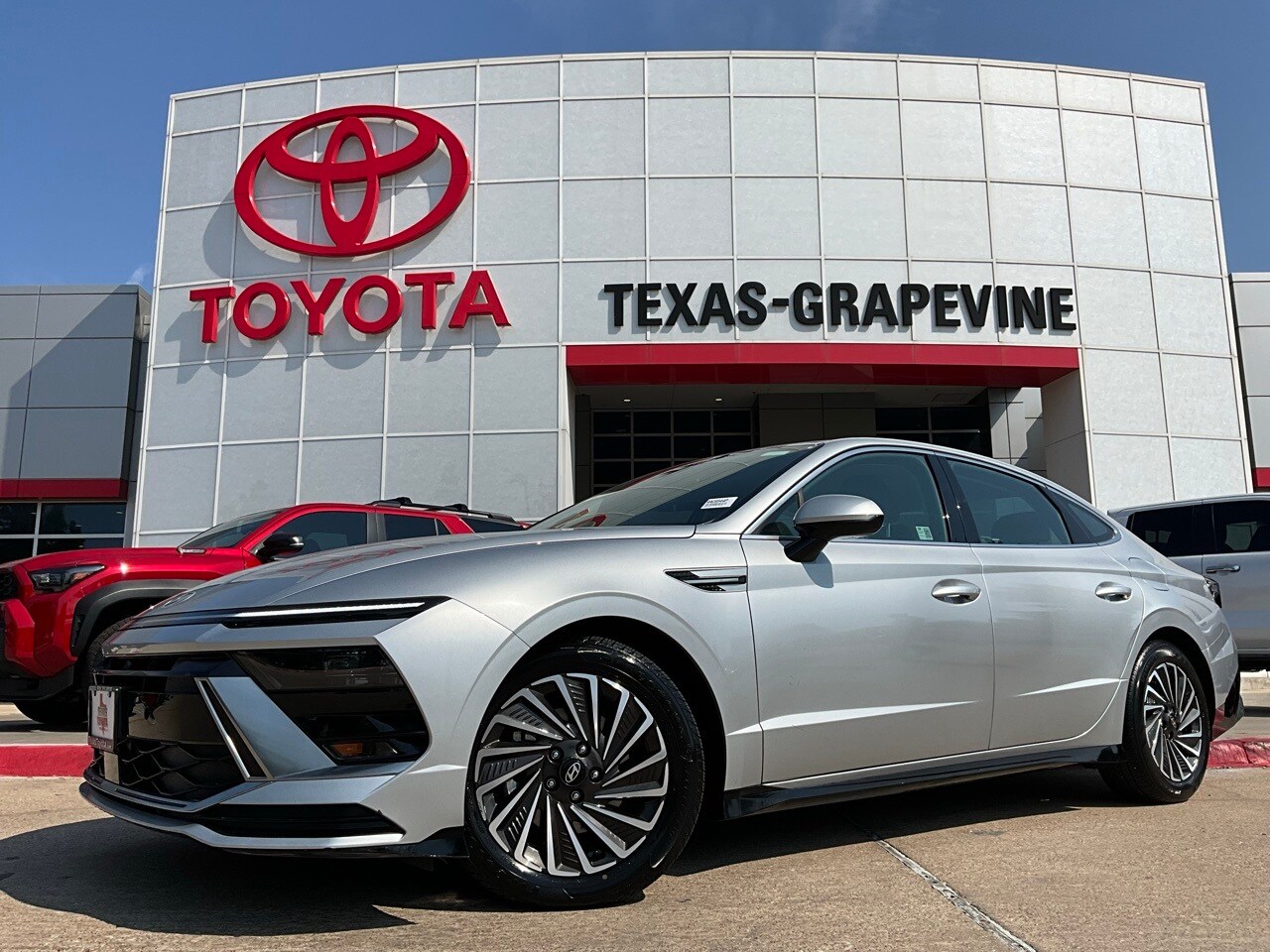 2024 Hyundai Sonata Hybrid SEL photo 2