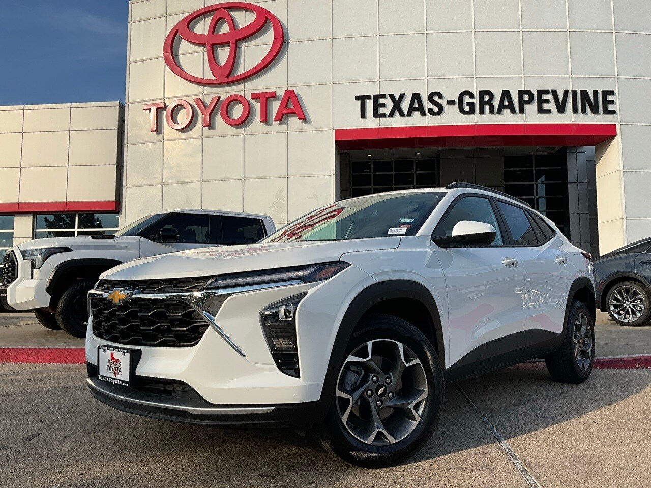 2025 Chevrolet Trax LT photo 2