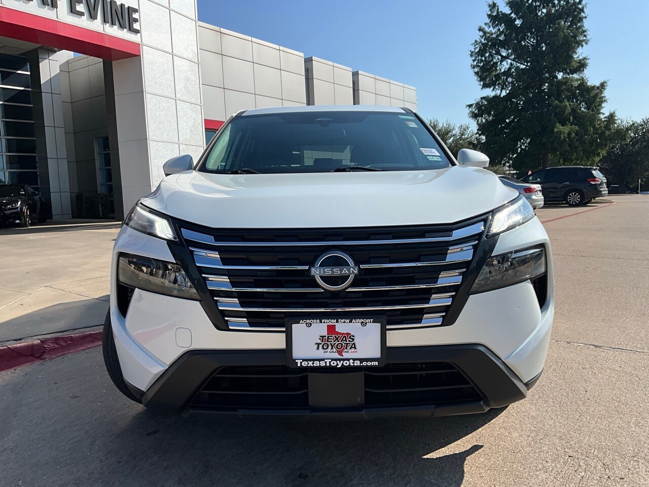 2024 Nissan Rogue SV photo 3