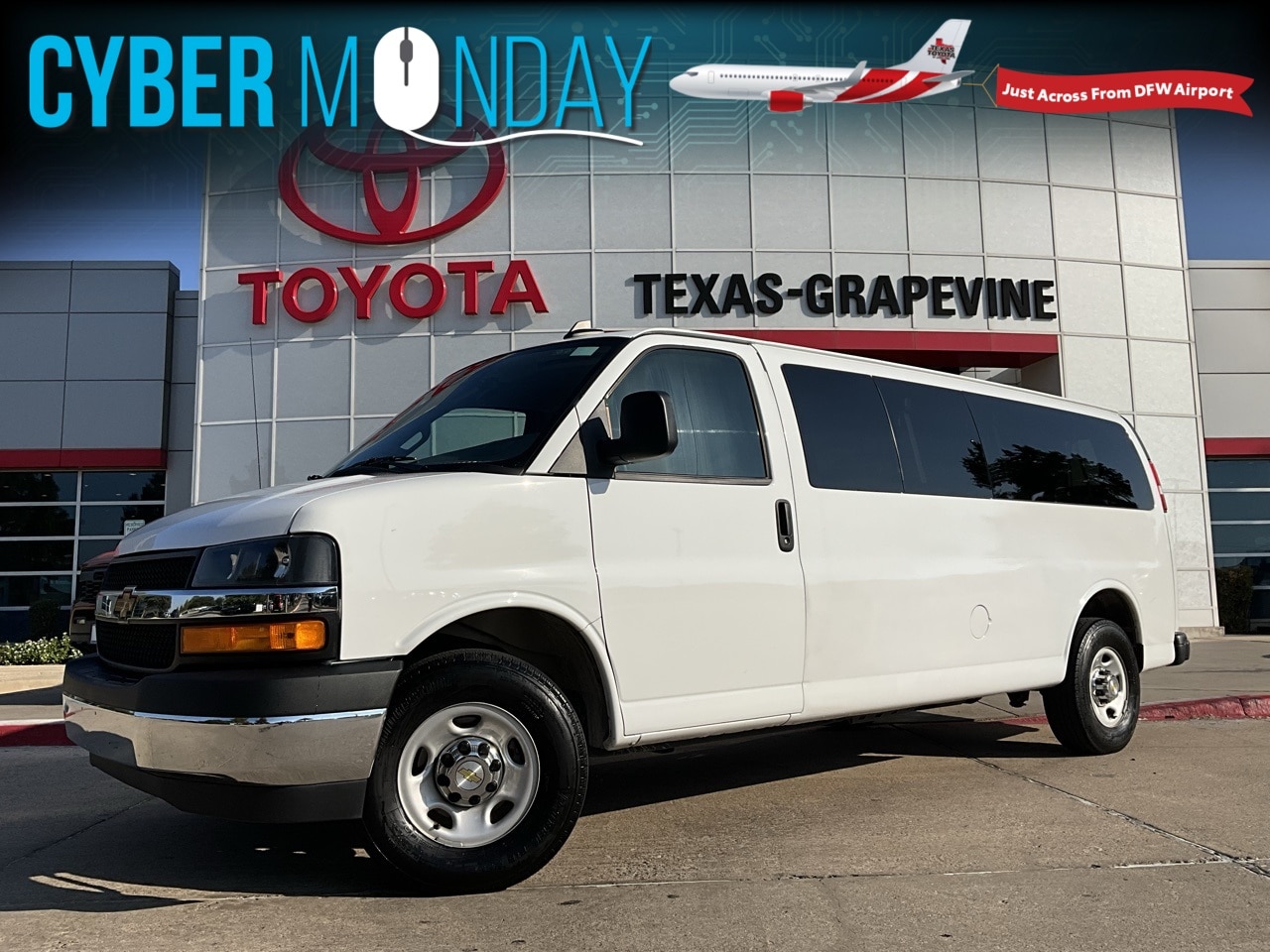 2024 Chevrolet Express Passenger LT's photo