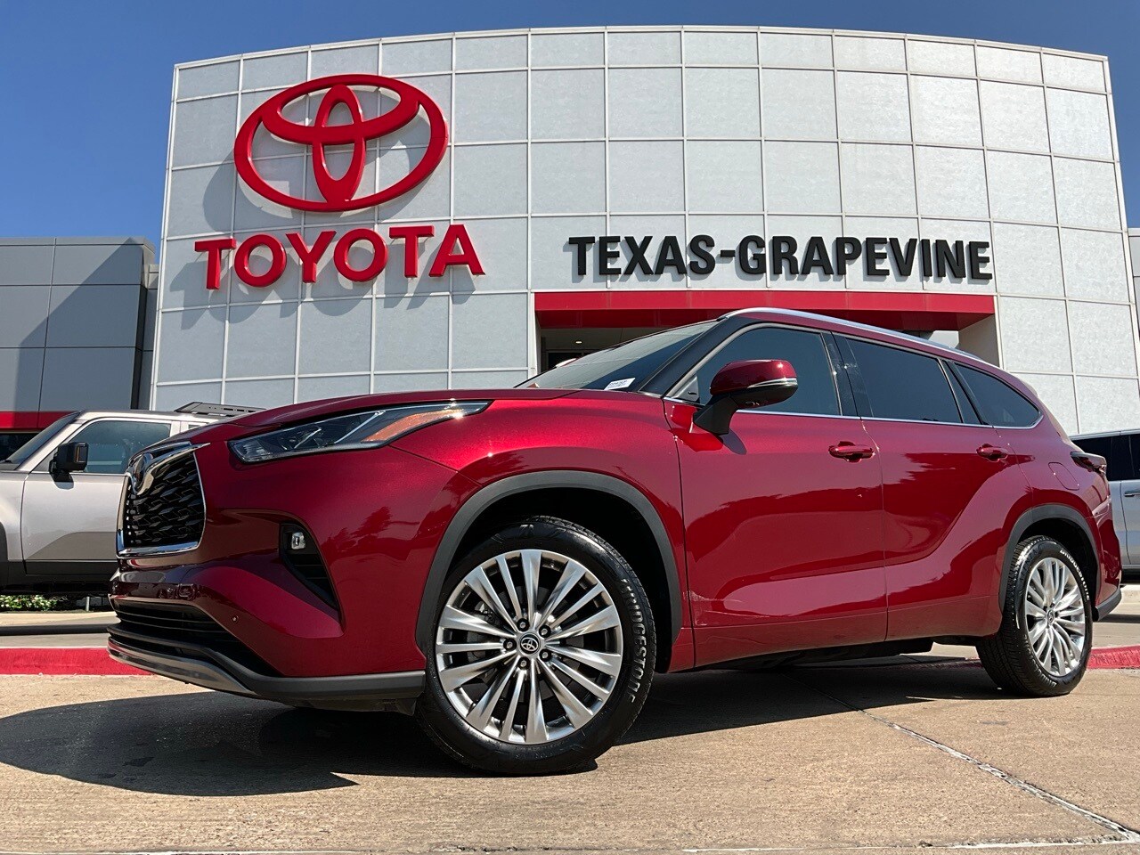 2024 Toyota Highlander Platinum photo 2