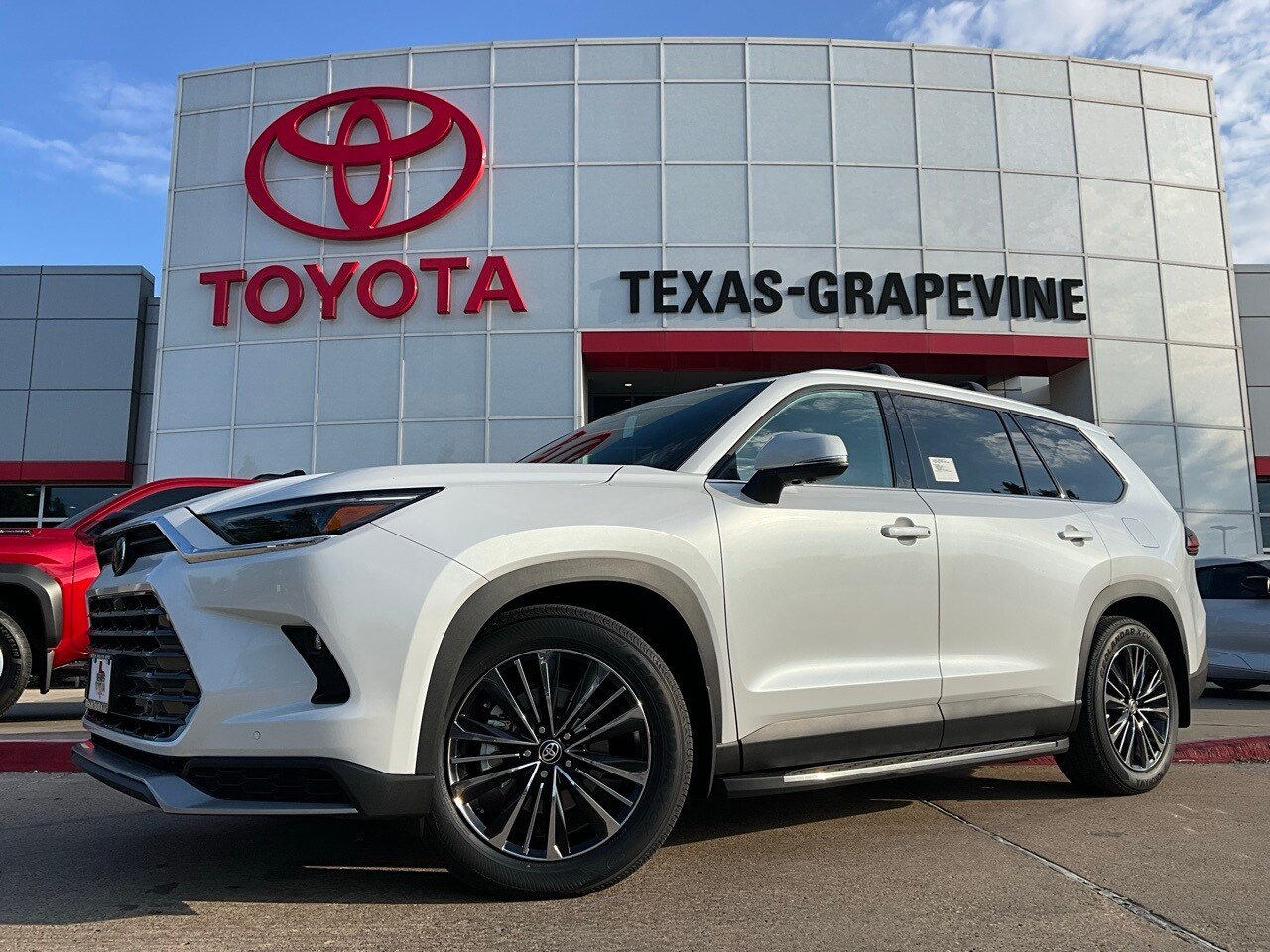 2026 Toyota Highlander Hybrid Platinum photo 2