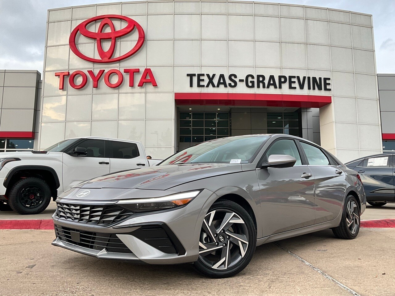 2025 Hyundai Elantra SEL Convenience photo 2