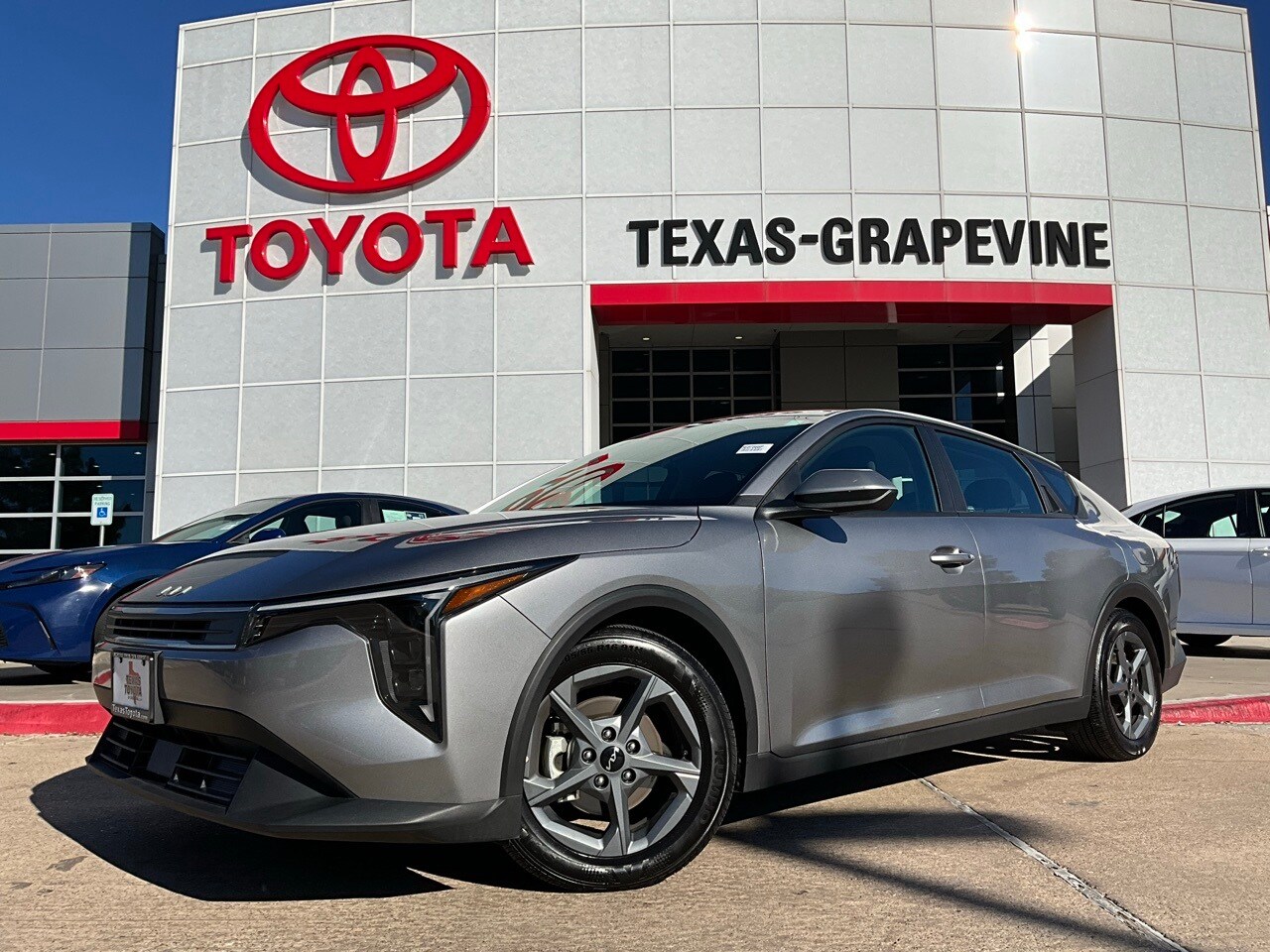 2025 Kia K4 LXS photo 2