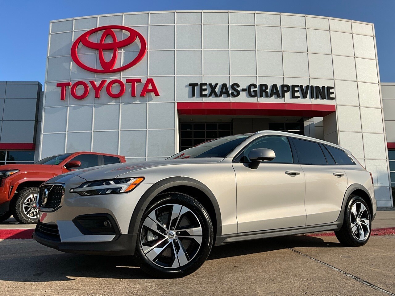 2025 Volvo V60 Cross Country B5 Plus photo 2