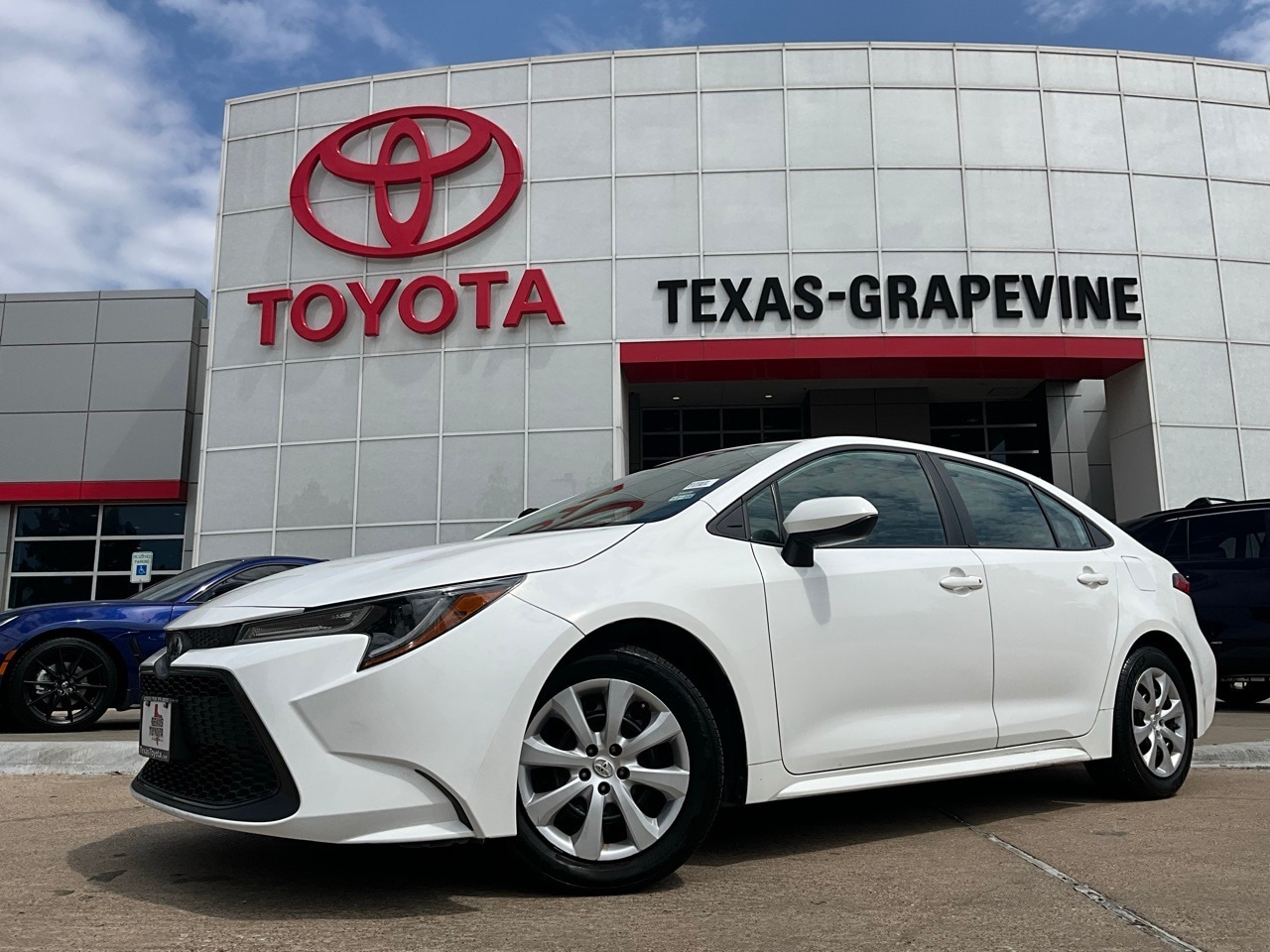 Used 2022 Toyota Corolla LE with VIN 5YFEPMAE9NP359606 for sale in Northfield, Minnesota