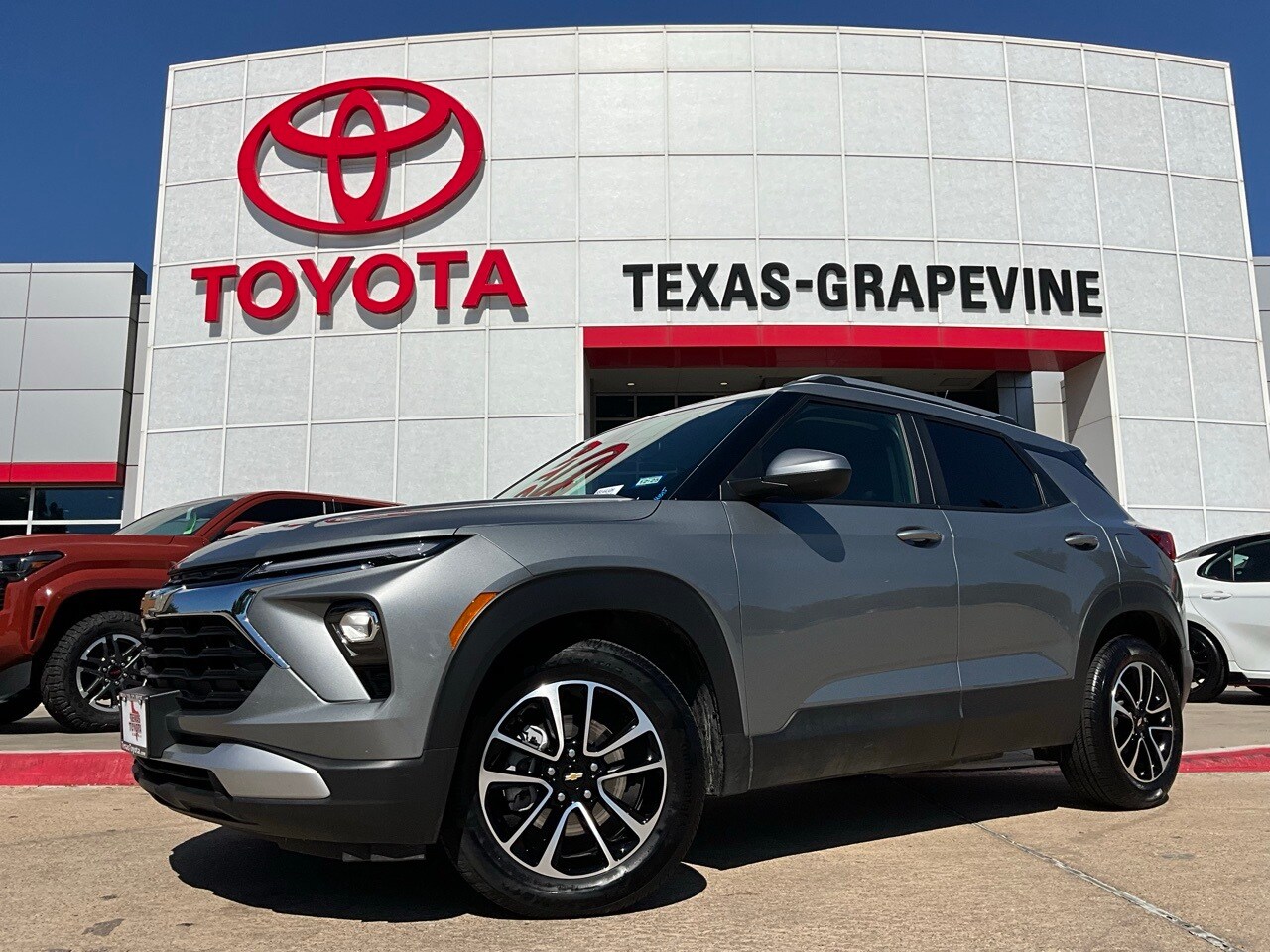 2025 Chevrolet Trailblazer LT photo 2