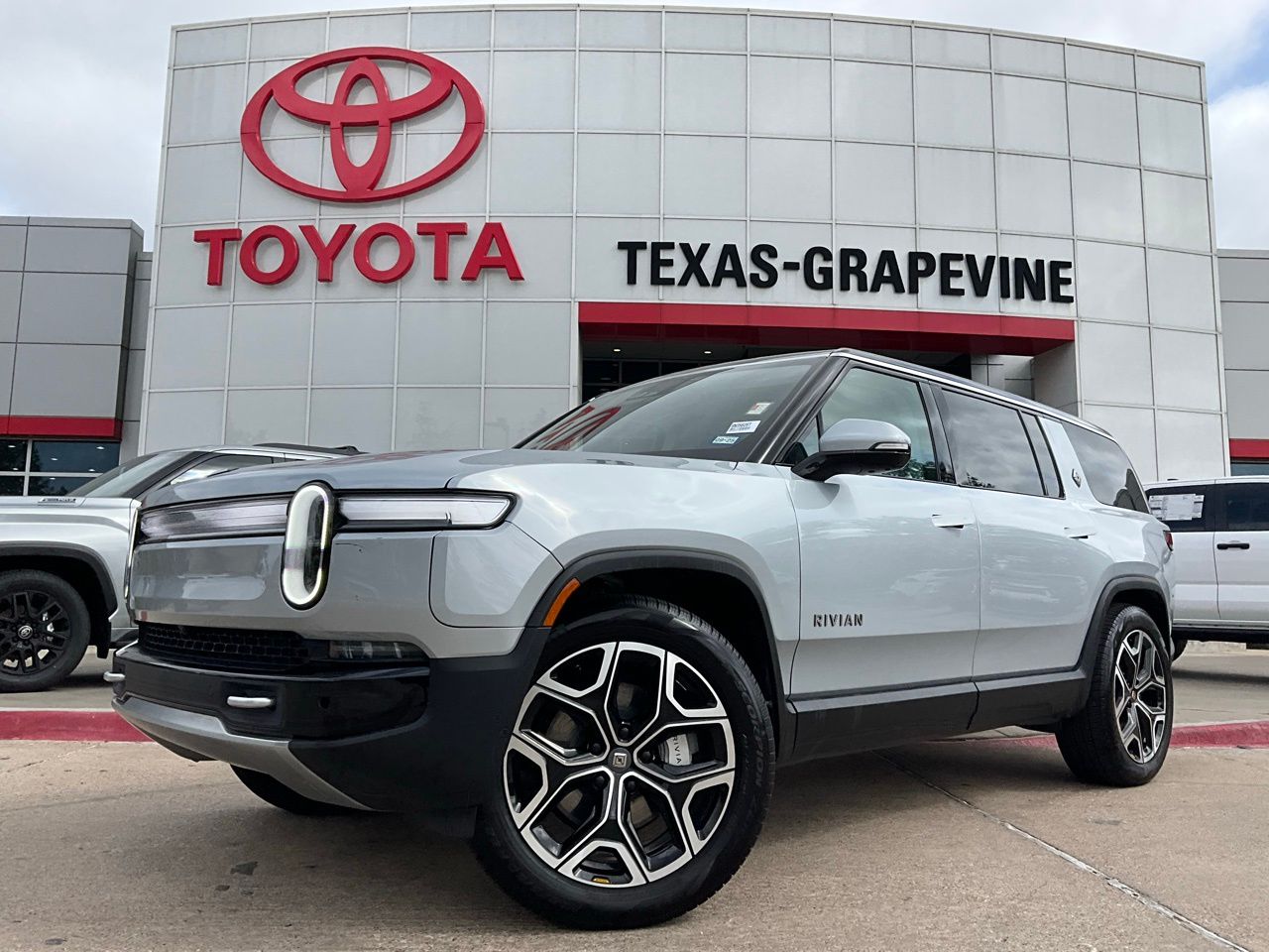 Used 2025 Rivian R1S Adventure with VIN 7PDSGBBA1SN056050 for sale in Grapevine, TX
