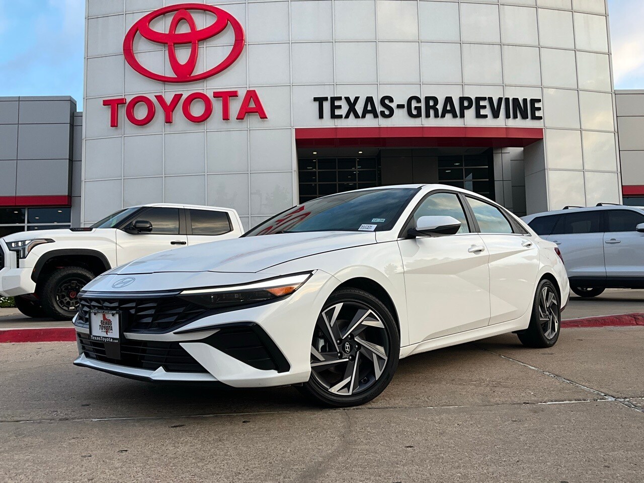 2025 Hyundai Elantra Hybrid Limited photo 2