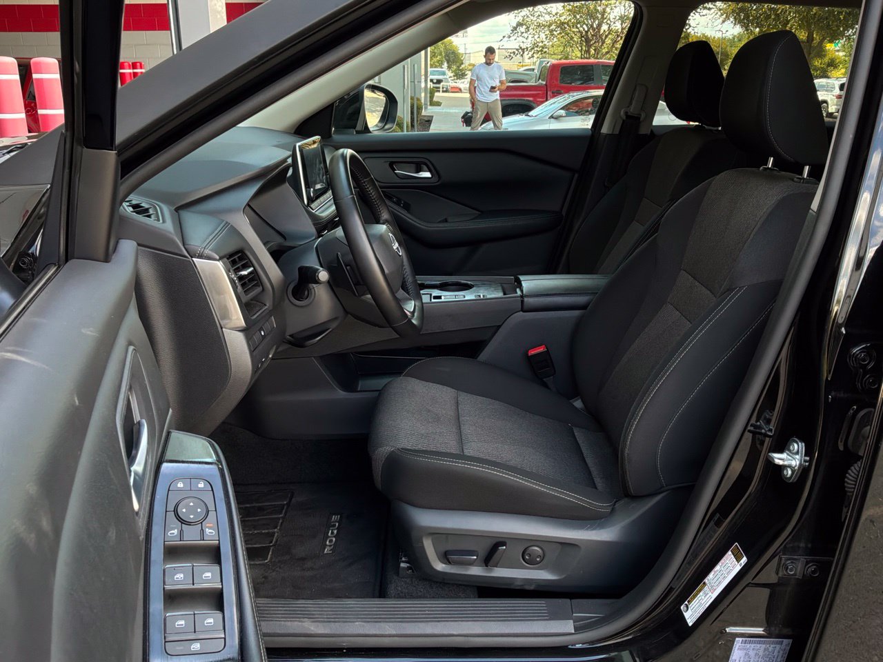 2025 Nissan Rogue SV - Photo 10