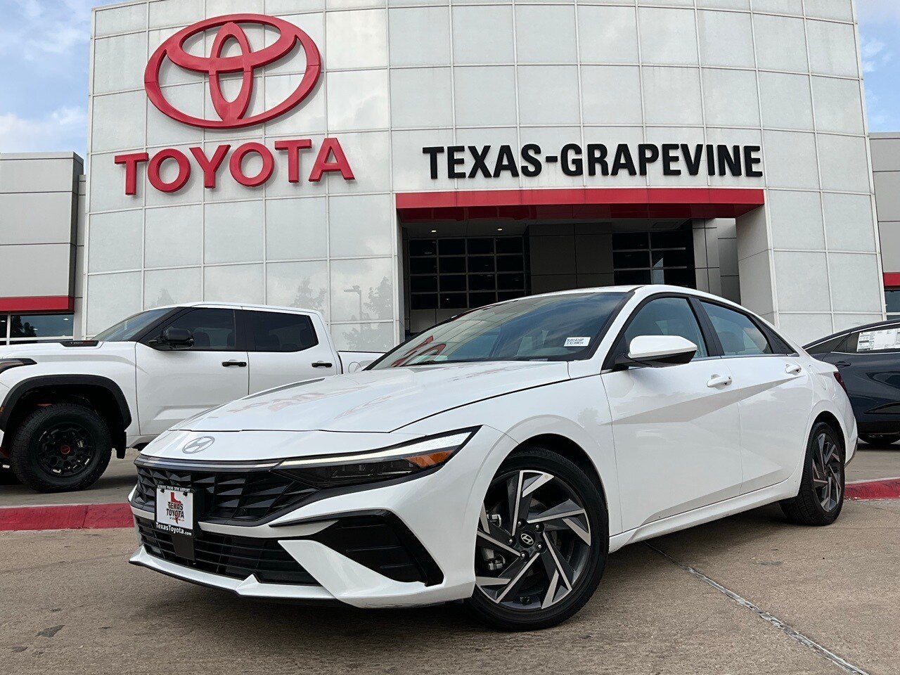 2025 Hyundai Elantra SEL Convenience photo 2