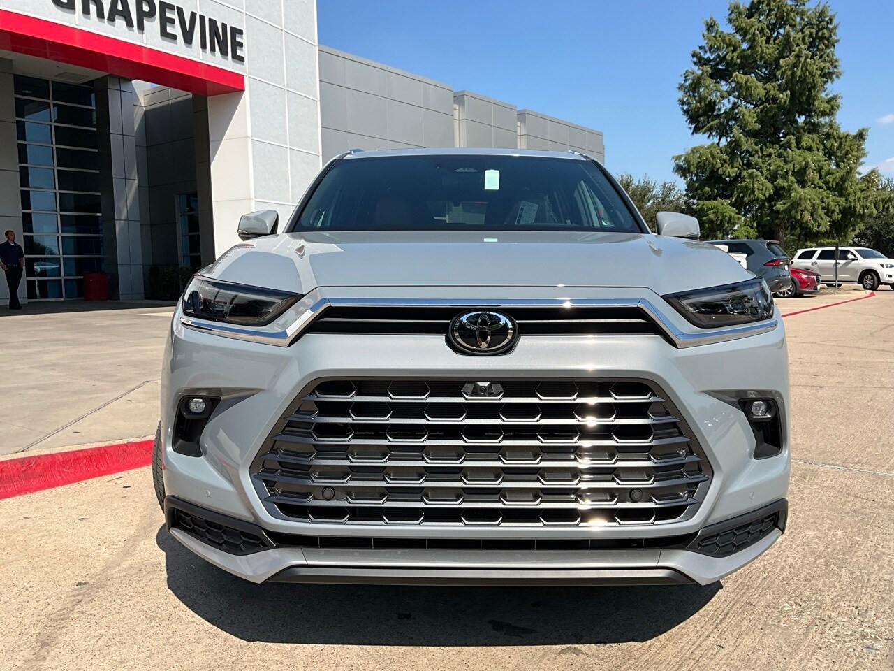 2026 Toyota Highlander Hybrid Platinum photo 3
