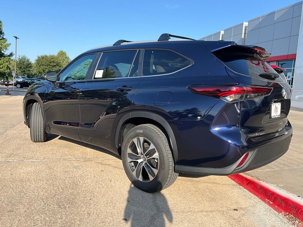 2025 Toyota Highlander XLE photo 4