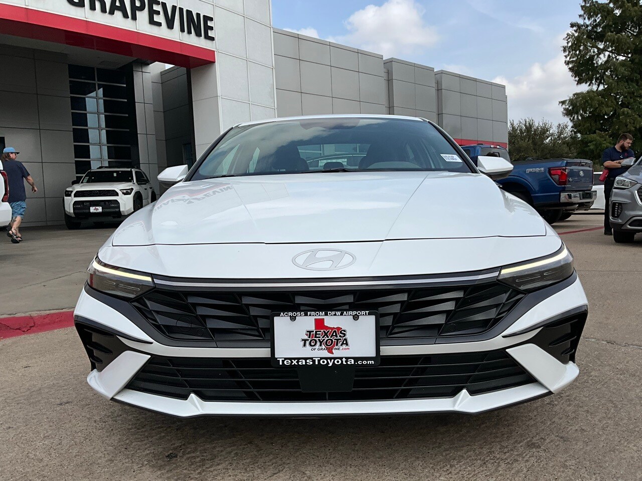 2025 Hyundai Elantra SEL Convenience photo 3