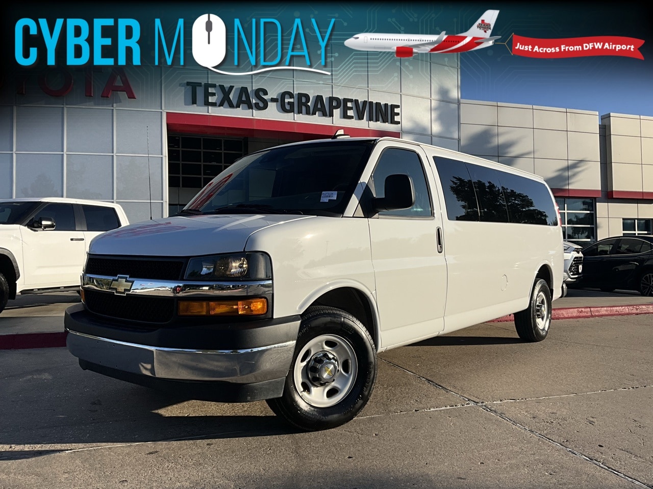 2024 Chevrolet Express Passenger LT's photo