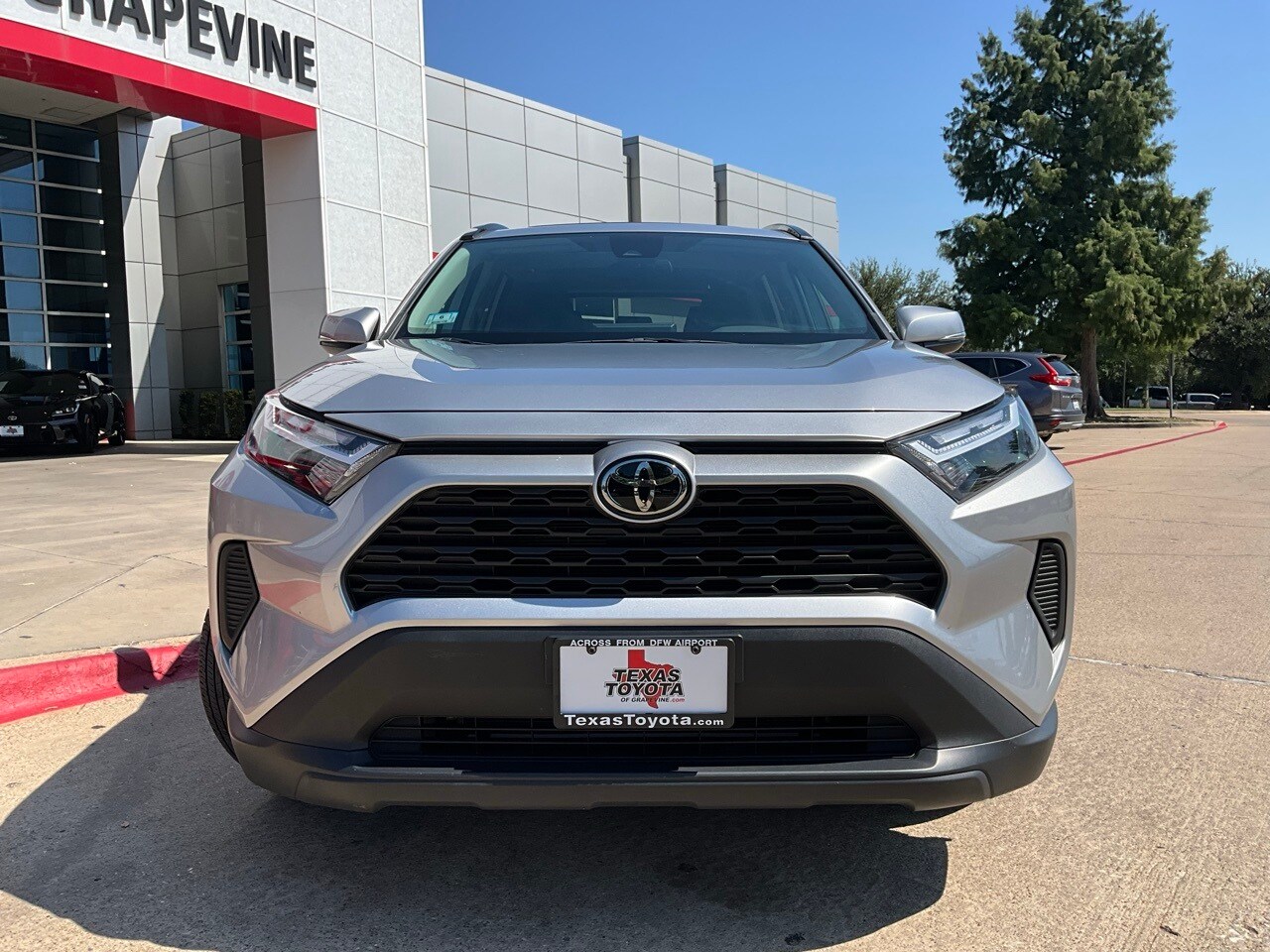 2024 Toyota RAV4 XLE photo 3