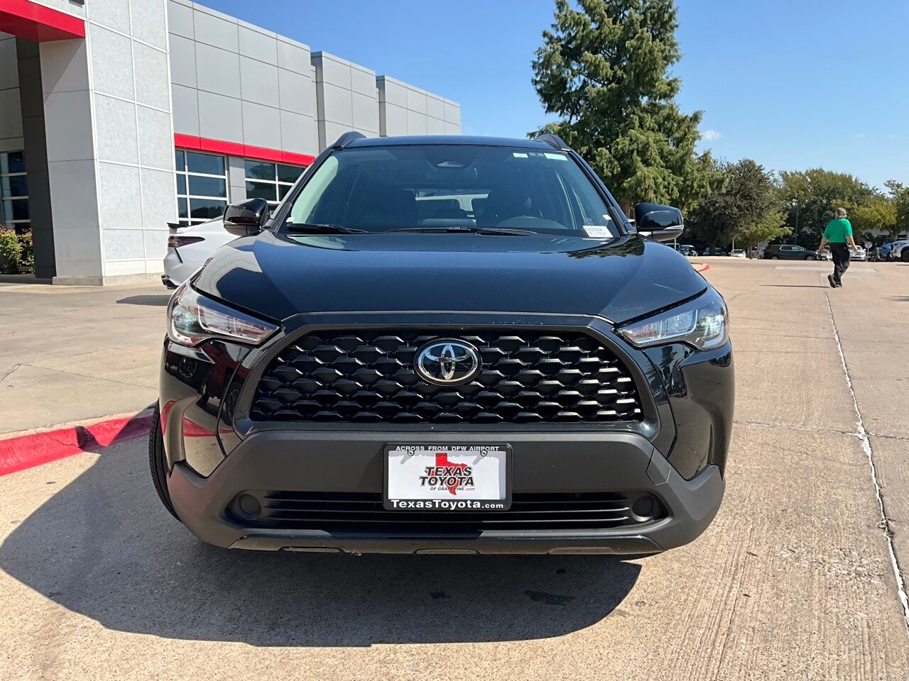 2025 Toyota Corolla Cross LE photo 2