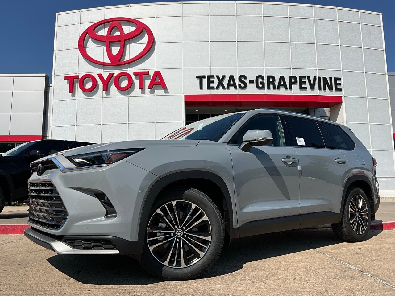 2026 Toyota Highlander Hybrid Platinum photo 2