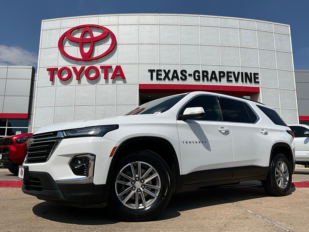 2023 Chevrolet Traverse photo 2