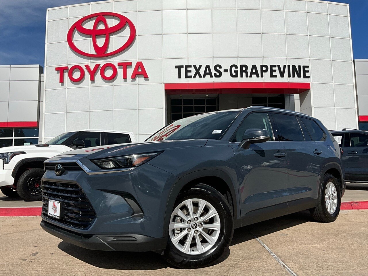 2025 Toyota Grand Highlander XLE photo 2