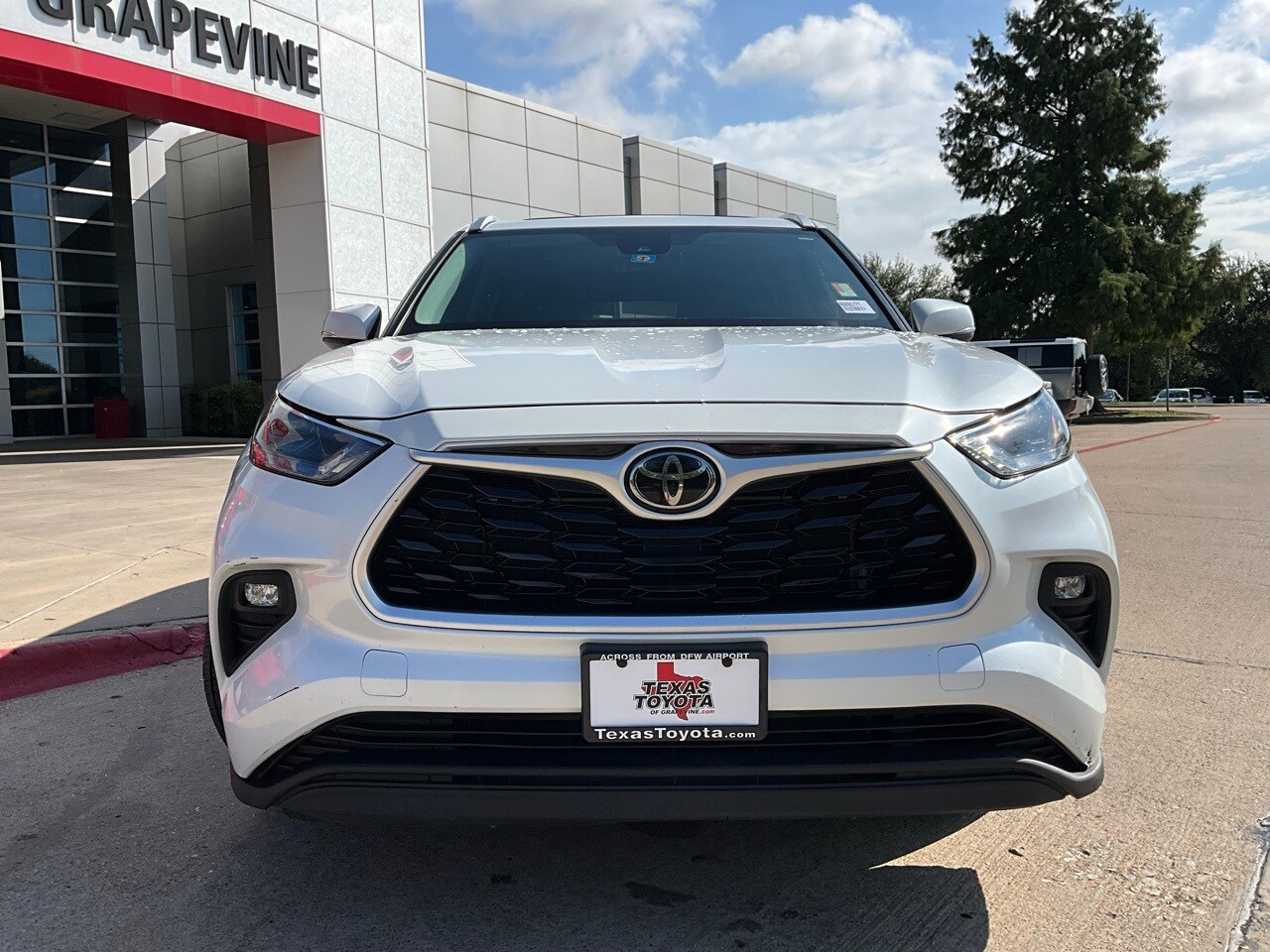 2022 Toyota Highlander XLE photo 3