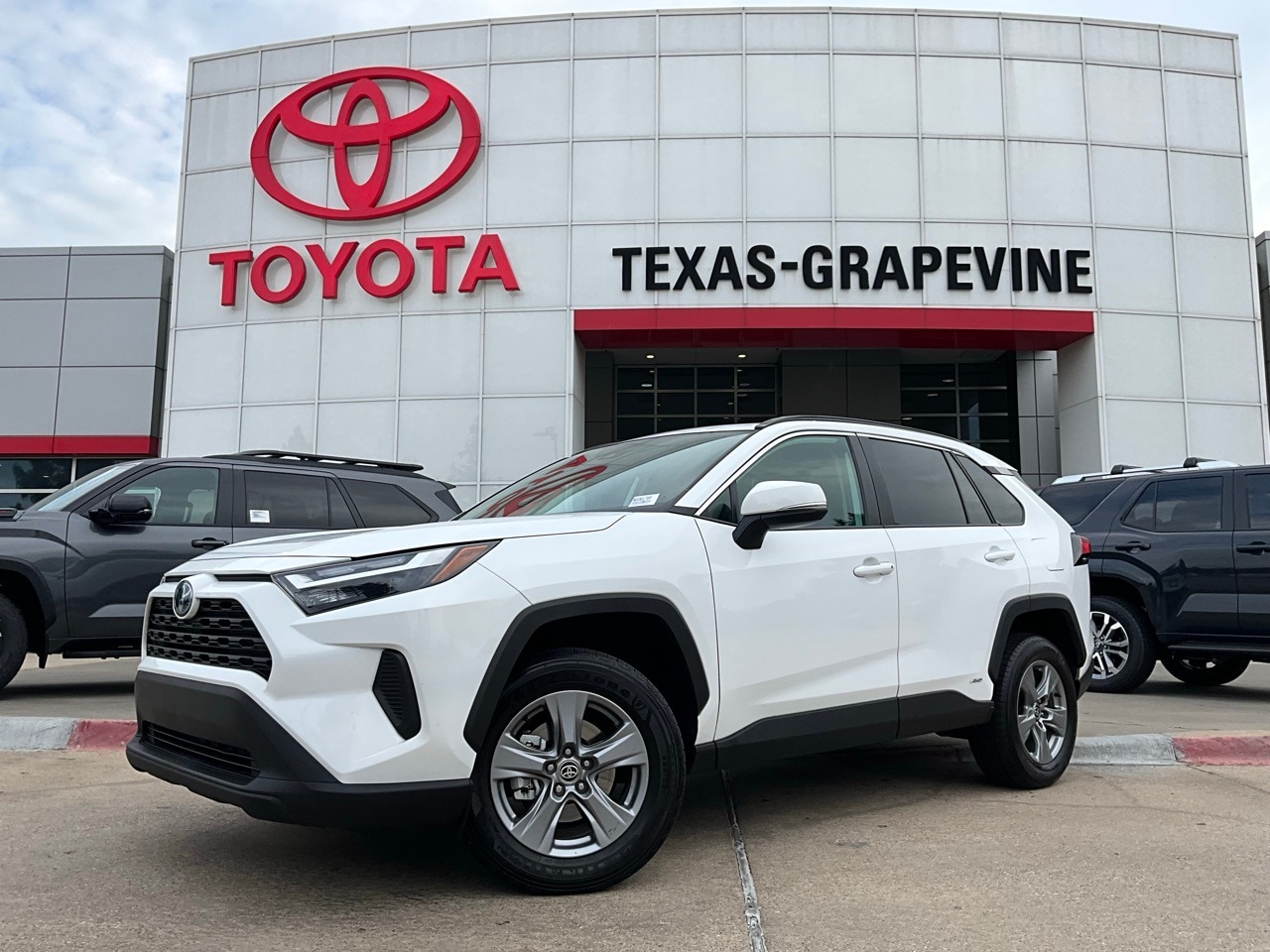 Used 2022 Toyota RAV4 XLE with VIN 4T3RWRFV8NU061709 for sale in Northfield, Minnesota