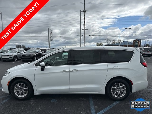 2023 Chrysler Pacifica Touring L photo 2