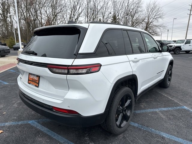 2023 Jeep Grand Cherokee Laredo Altitude photo 3