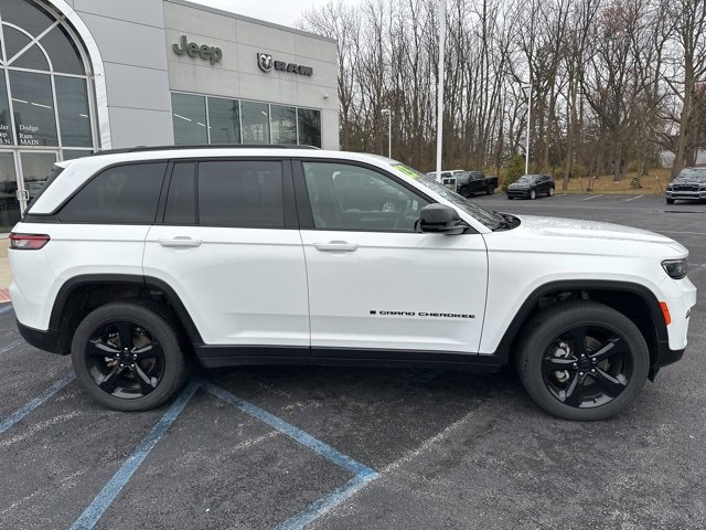 2023 Jeep Grand Cherokee Laredo Altitude photo 2