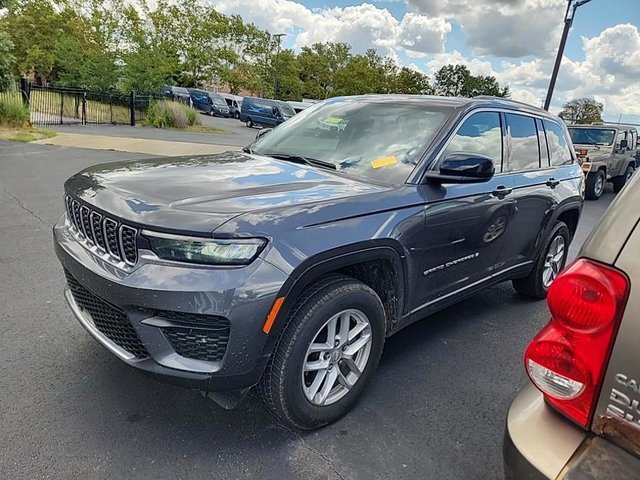 2023 Jeep Grand Cherokee Laredo photo 2