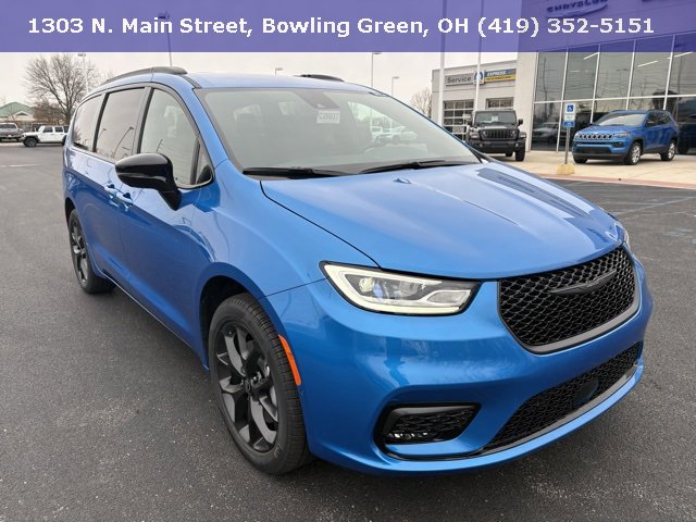 2026 Chrysler Pacifica Select's photo